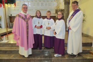 Die neuen Ministranten heißen Lilli Uhl und Dennis Hug