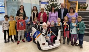 Kinder schmücken Weihnachtsbaum