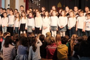 2019-12-20-ZE-UH-vo-Grundschule Weihnachtsfeier DSCF1630 Chor