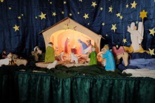 2019-12-20-ZE-UH-vo-Grundschule Weihnachtsfeier DSCF1639 Krippe