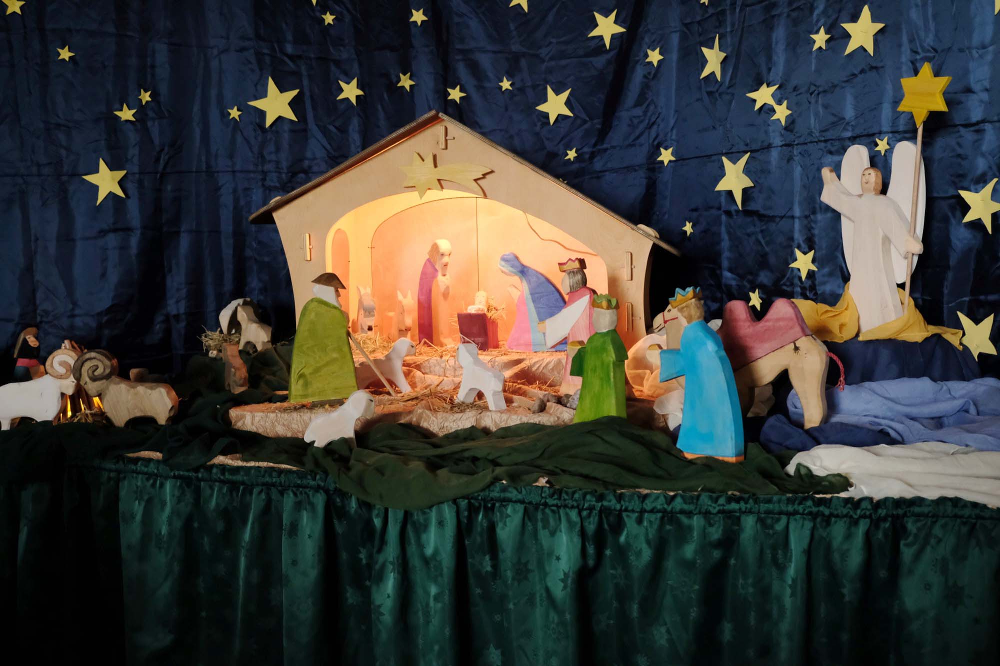 2019-12-20-ZE-UH-vo-Grundschule Weihnachtsfeier DSCF1639 Krippe