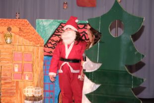 2019-12-20-ZE-UH-vo-Grundschule Weihnachtsfeier DSCF1684 Weihnachtsmann