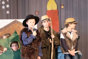 2019-12-20-ZE-UH-vo-Grundschule Weihnachtsfeier DSCF1699 Hirten