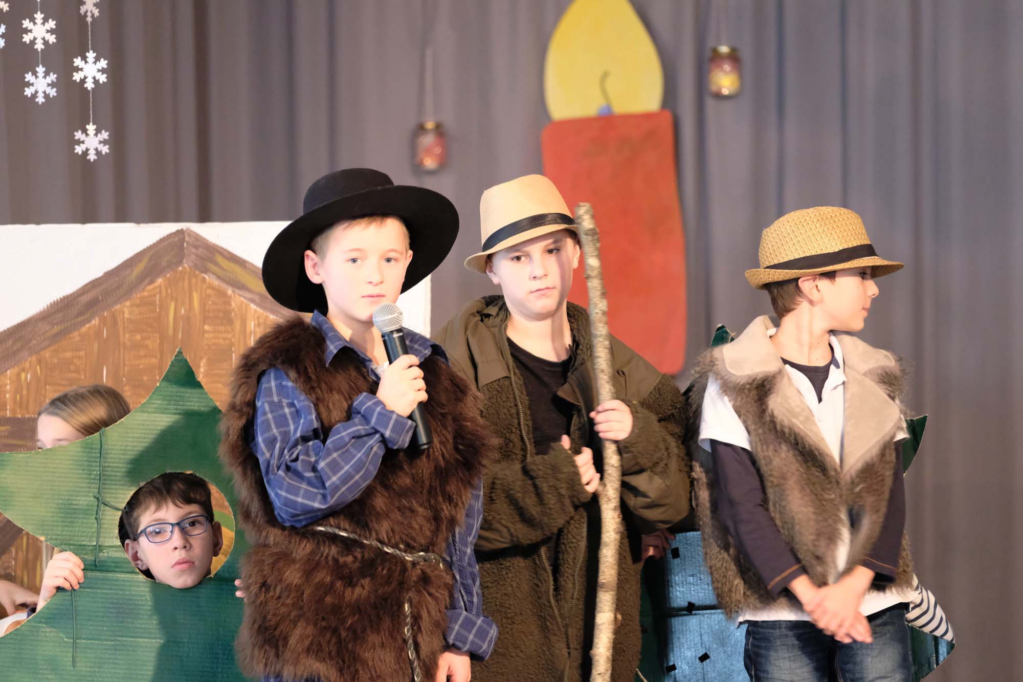 2019-12-20-ZE-UH-vo-Grundschule Weihnachtsfeier DSCF1699 Hirten