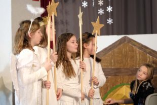 2019-12-20-ZE-UH-vo-Grundschule Weihnachtsfeier DSCF1704 Engel