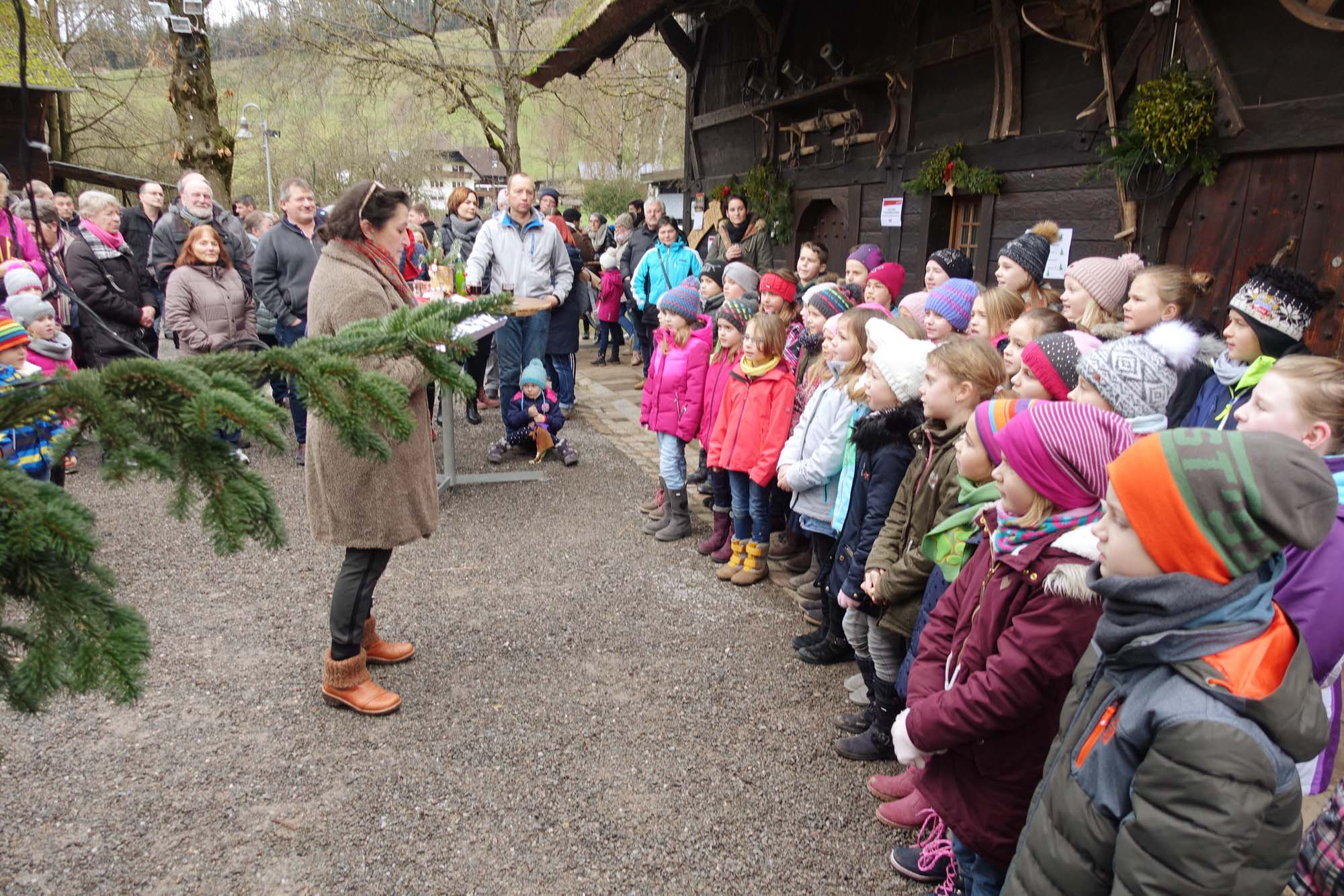 2020-1-10-ZE-UH-hpw-Krippenausstellung-Kinderchor der Grundschule Unterharmersbach