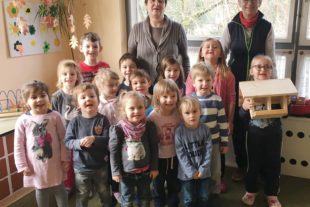 2020-1-15-ZE-UH-Iris Bruder-Wuf spendet Vogelhaus an Kiga Kleine Wolke-IMG_7318