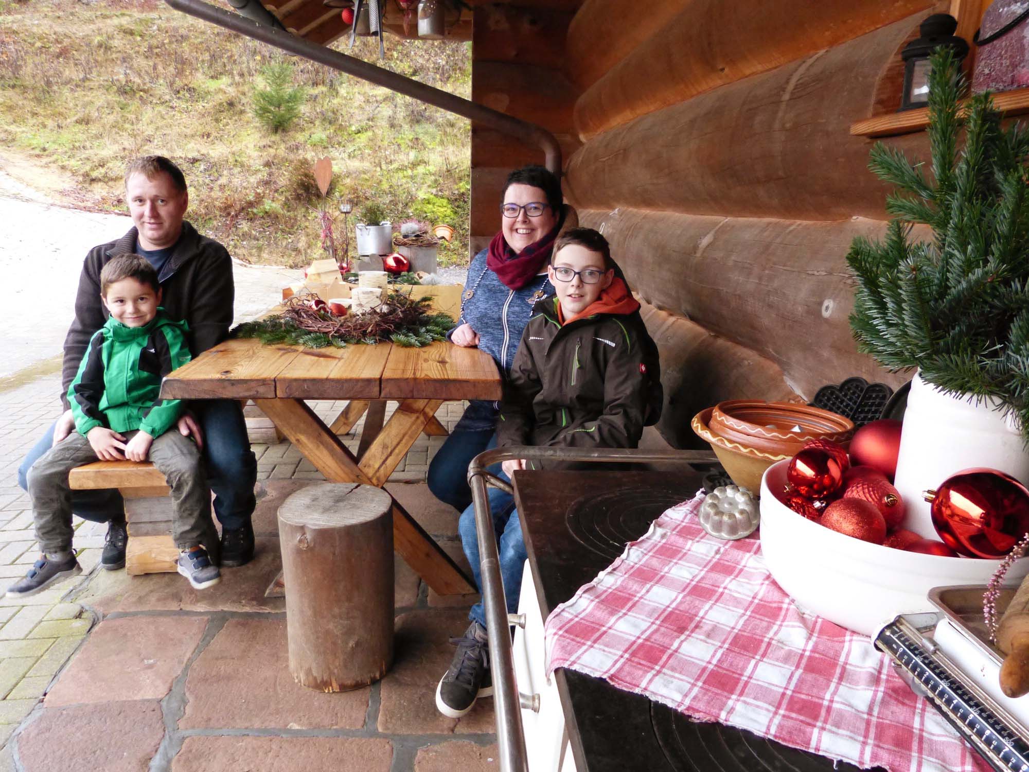 2020-1-3-ZE-UH-bia-Blockhaus auf dem Herrenholz-Familie