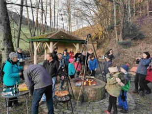 Beim Waldspeckgrillen mit dem Wander- und Freizeitverein