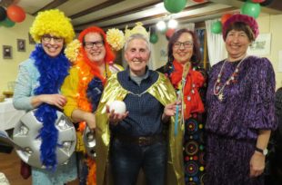 CanTanten krönten Dirigentin Bärbel Neunzig zur Königin des Chores