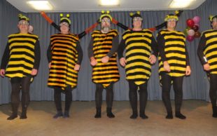 Pfarrfasend ist… wenn der Pfarrer als Hummel über die Bühne fliegt