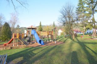 Mit Spielplätzen gut ausgestattet