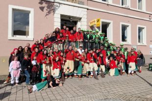 2020-2-21-ZE-UH-Eckwaldhexen und der Guggemusik Eckwaldpuper-Rathausstürmung-IMG-20200220-WA0002