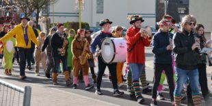 Riesengroße Kinderschar beim Fasendausrufen im Narrenstädtli Zell