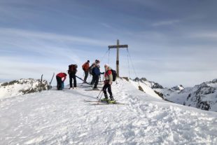 2020-2-28-NO-DAV-Alpenverein-60. Weiße-Woche Silvretta-Skitourengeher am Hennekopf 2704m