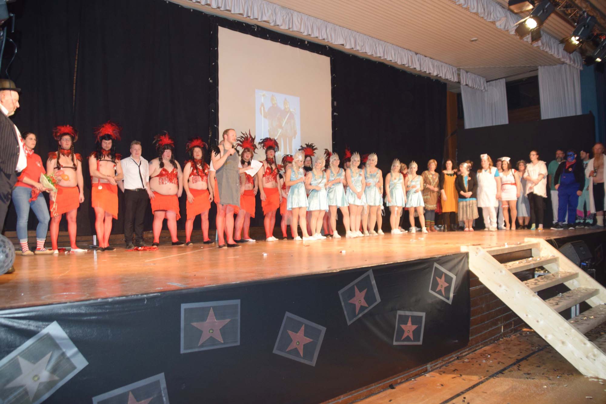 2020-3-2-NO-Vera Granzow-Fasentnachlese-Zunftabend alle Akteure auf der BÅhne