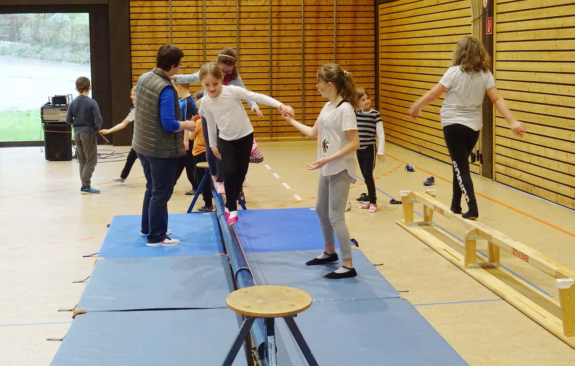 2020-3-20-ZE-UH-GS Unterharmersbach-Zirkusprojekt-Zirkusbild4 gesprüft Datenschutz