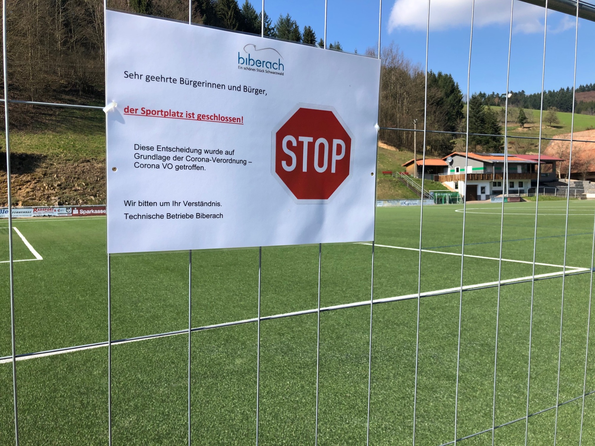 2020-3-25-BI-PB-Verein-DJK-2020 Corona Platz gesperrt