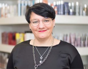 Friseurmeisterin Evi Lehmann hilft mit Rat und Rad