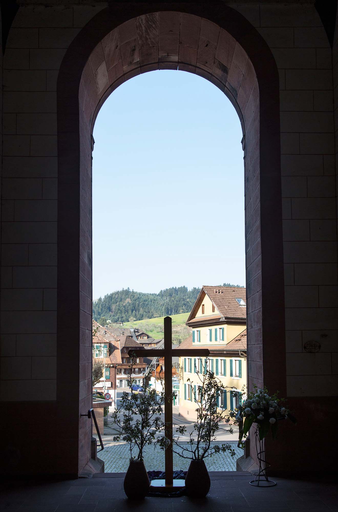 2020-4-14-OH-kal-Karfreitag-Corona-Kreuz-Pfarrkirche-zzzvkMG8A3967b