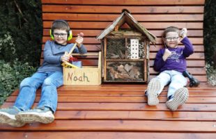 Noah und David bauen mit Papa ein Insektenhotel