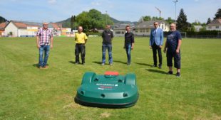 Roboter mäht den Rasen im Badwaldstadion