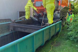 2020-5-11-BI-Aldrin Mattes-Kläranlage-Sieben der Ablagerungen - Spezialfirma