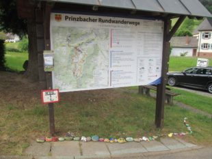 Eine lange Steinschlange bahnt sich in Prinzbach ihren Weg