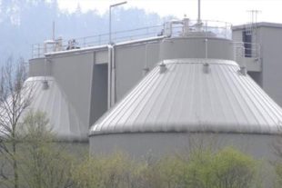 2020-5-13-BI-Aldrin Mattes-Kläranlage-Blick auf die Faulbehälter