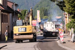 Der kaputte Fahrbahnbelag wird durch einen neuen ersetzt