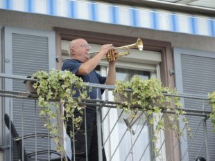 Sonntag für Sonntag musiziert Heinrich Gießler vom Balkon
