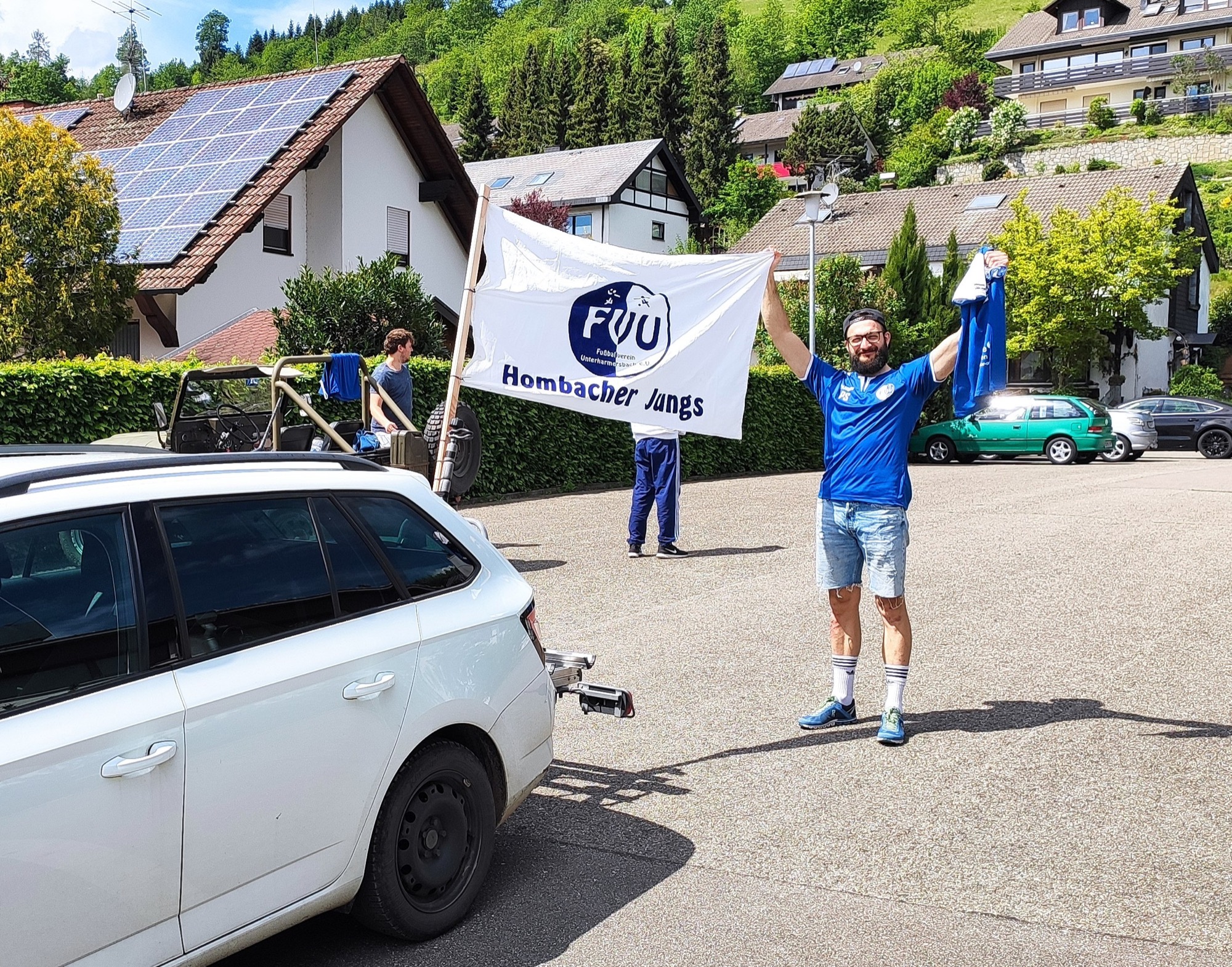 2020-5-6-ZE-UH-Verein-FVU Handball-Aufstieg-02_Fahne_Philipp