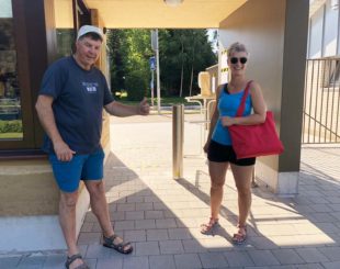 Schwimmer zogen ihre Bahnen, Familien kühlten sich ab