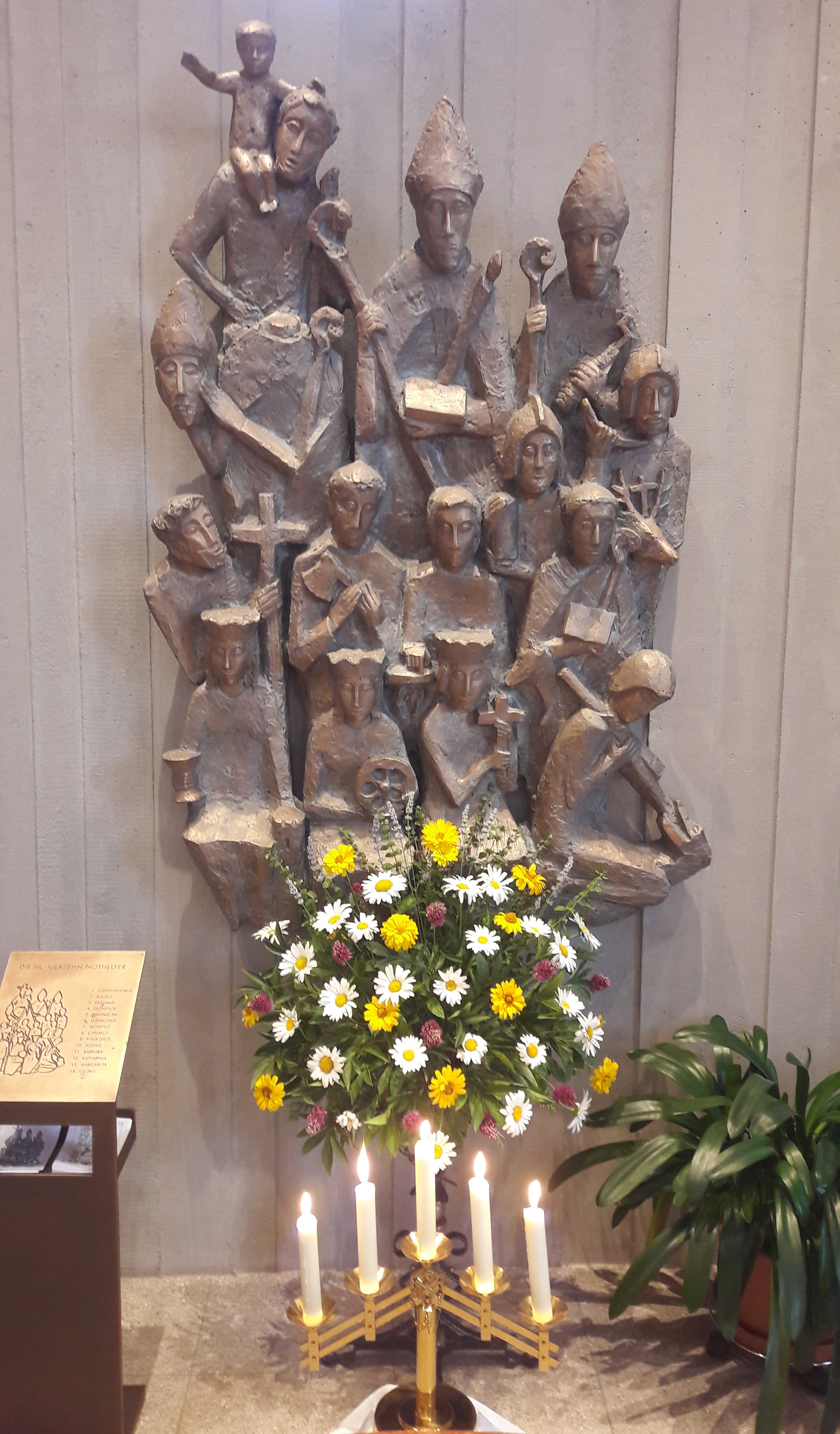 2020-7-13-BI-Ute Baur- NothelferfestFestlich geschmücktes Nothelfer-Relief