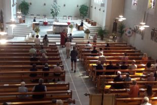 2020-7-13-BI-Ute Baur- NothelferfestKommunionausteilung mit Mundschutz