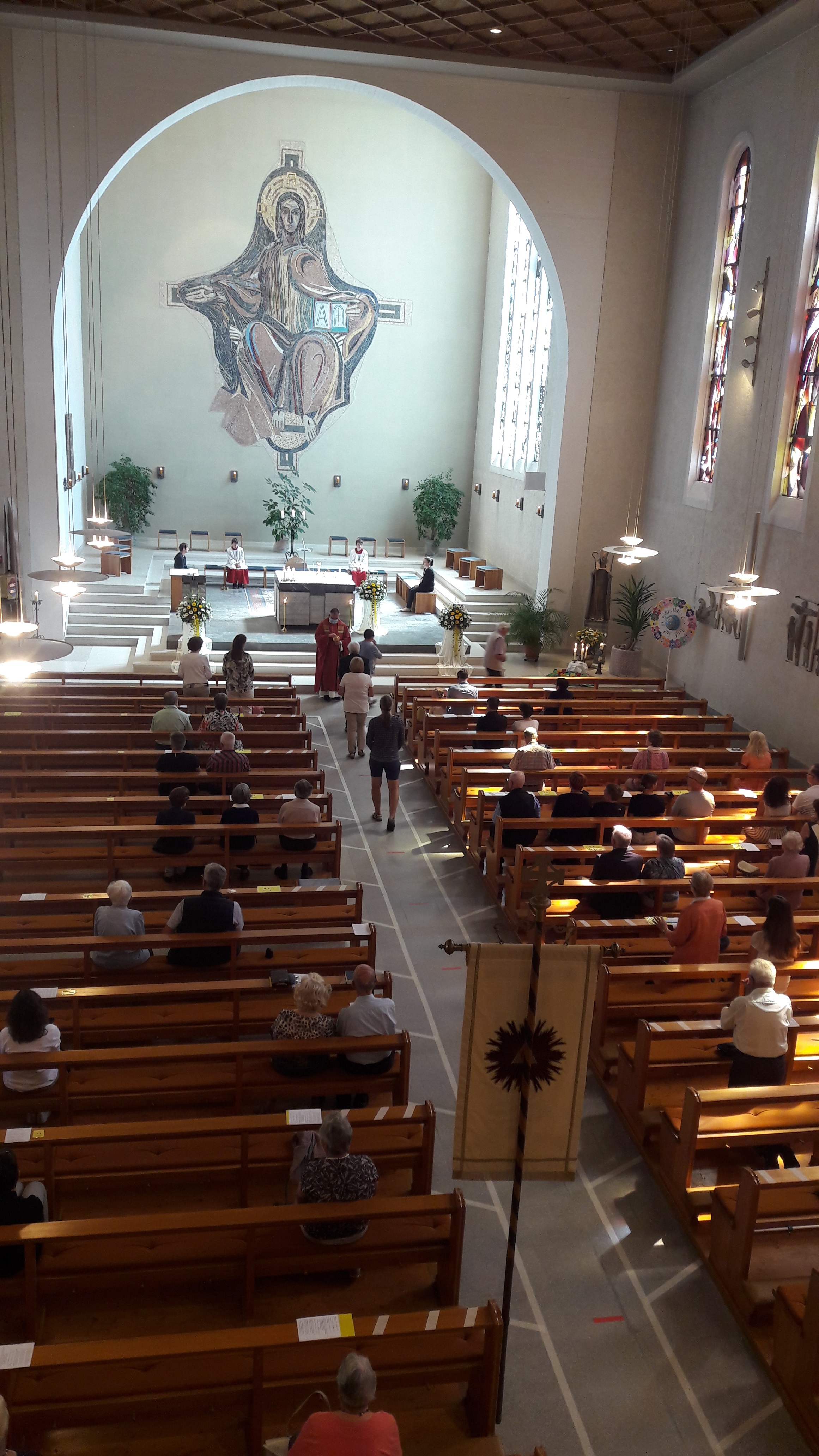 2020-7-13-BI-Ute Baur- NothelferfestKommunionausteilung mit Mundschutz