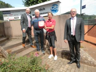 Defibrillator auf dem Zeller  Tennisplatz hilft Leben retten Tennisfreunde und Sponsoren  ermöglichten die Anschaffung des Geräts