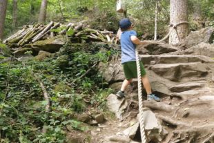 2020-7-17-OH-Tourist Info- Urlaub zu Hause Auf dem Natur-Erlebnispfad kann wild gekraxelt werden.