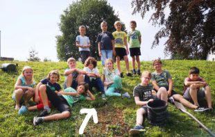 Viertklässler hinterlassen ihrer Grundschule einen Baum