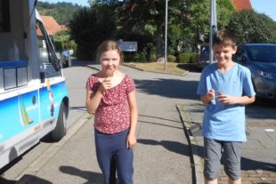 2020-7-29-BI-Nicole Fonteiner-Eiswagen- Eisspende des Förderverein GS Bib-Lilli und Andi