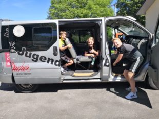 Jugendspieler bringen in der Coronazeit den ZFV-Bus auf Vordermann