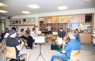 Verhaltener Optimismus motiviert Musiker Erste Proben der Miliz- und Trachtenkapelle in Gruppen – Das Programm für  das Jahreskonzert an Weihnachten ist schon fertig – Hoffen auf weitere Auftritte