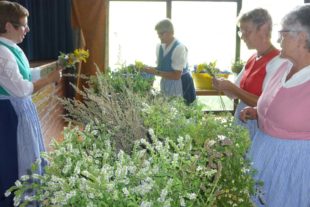 2019-8-16-NO-ak-Kräuterbüschelbinden P1020136