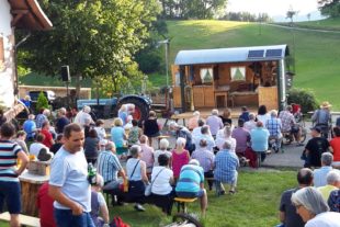2020-8-10-NO-Touristein-Info-Mühlstein-Fidelius Waldvogel-Bühne mit Zuschauern