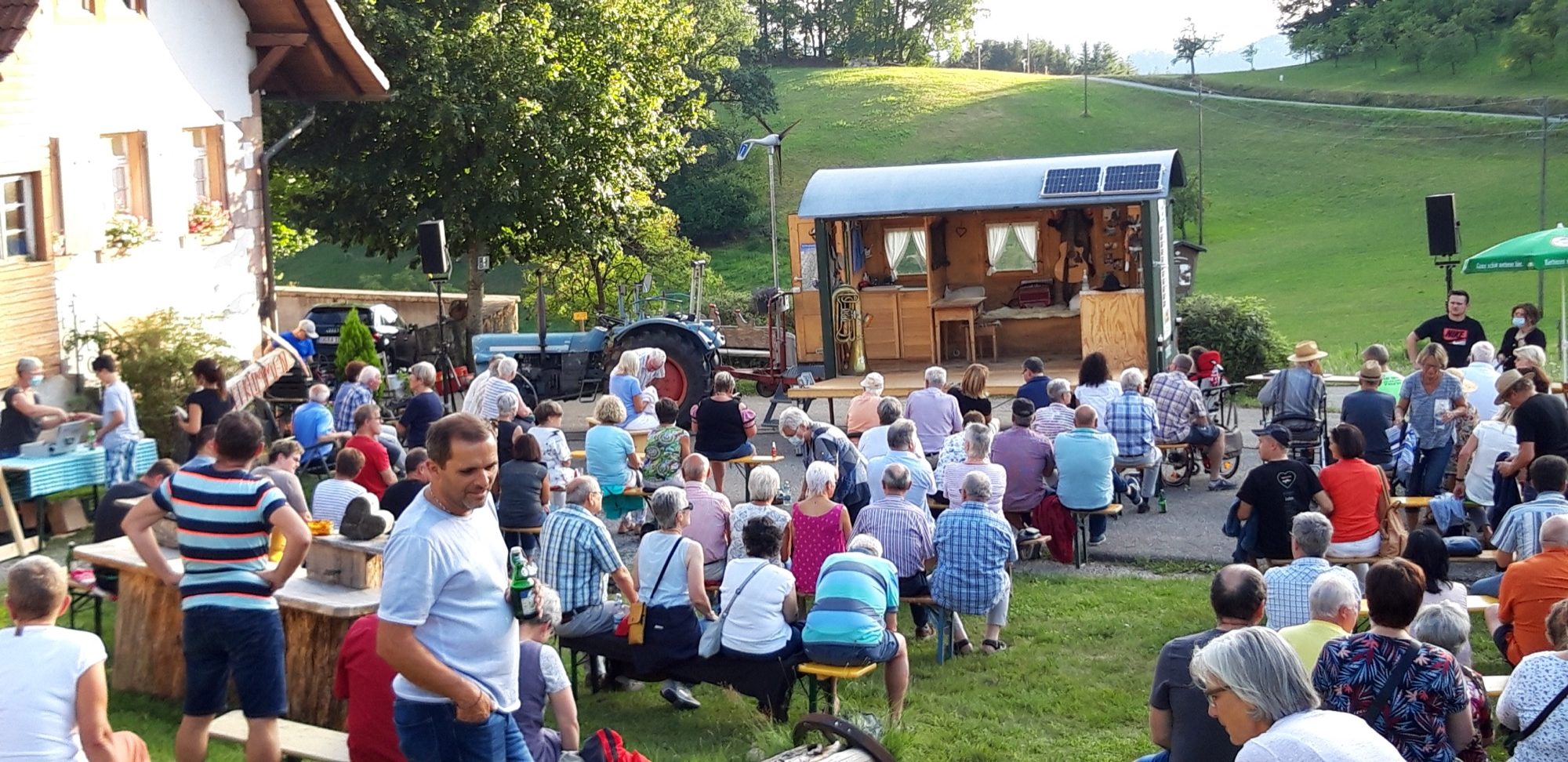 2020-8-10-NO-Touristein-Info-Mühlstein-Fidelius Waldvogel-Bühne mit Zuschauern
