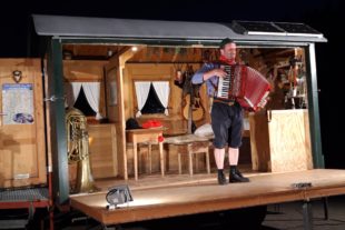 2020-8-10-NO-Touristein-Info-Mühlstein-Fidelius Waldvogel-Fidelius mit Akordeon