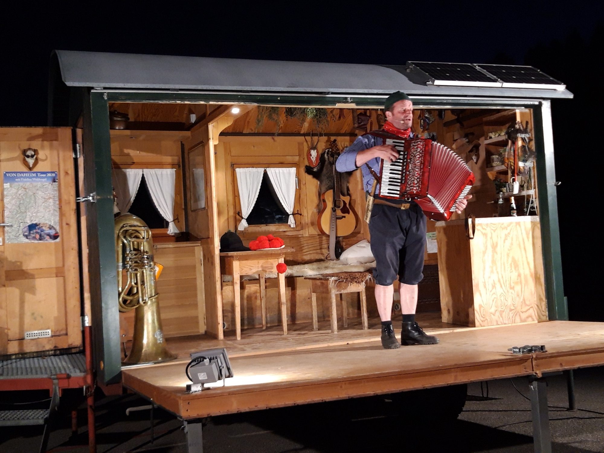 2020-8-10-NO-Touristein-Info-Mühlstein-Fidelius Waldvogel-Fidelius mit Akordeon