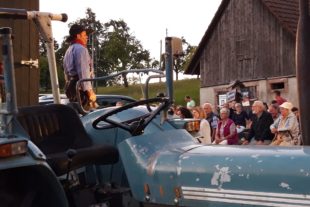 2020-8-10-NO-Touristein-Info-Mühlstein-Fidelius Waldvogel-Fidelius mit Schlepper