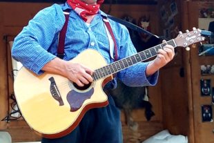 2020-8-10-NO-Touristein-Info-Mühlstein-Fidelius Waldvogel-Nahaufnahme Fidelius mit Gitarre