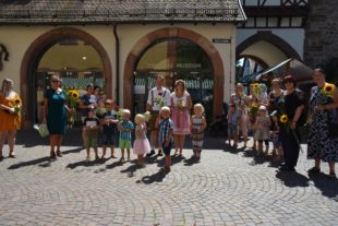 Blumenspalier und eine »Hochzeitskutsche« für Amelie und Robin Burger